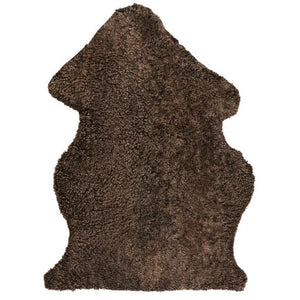 Villy - Kortharig imitatie lamsvel in bruin 60x90 cm.