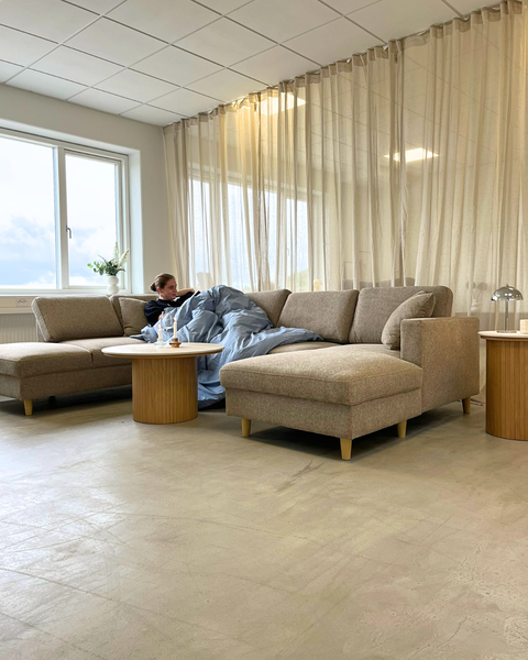 Jennifer linkszijdige U-sofa in zandkleur met chaise longue - L: 300 x D: 208 x H: 82 cm