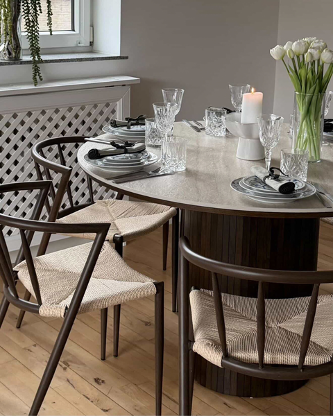 Enzo ronde eettafel met beige stenen blad en gerookt eiken lattenbodem Ø120 cm