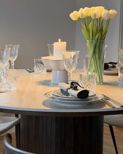 Enzo ronde eettafel met beige stenen blad en gerookt eiken lattenbodem Ø120 cm